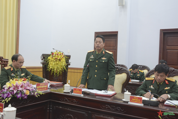  Thiếu tướng Hoàng Minh Sơn, Tư lệnh Binh chủng Đặc công phát biểu tại hội nghị. 