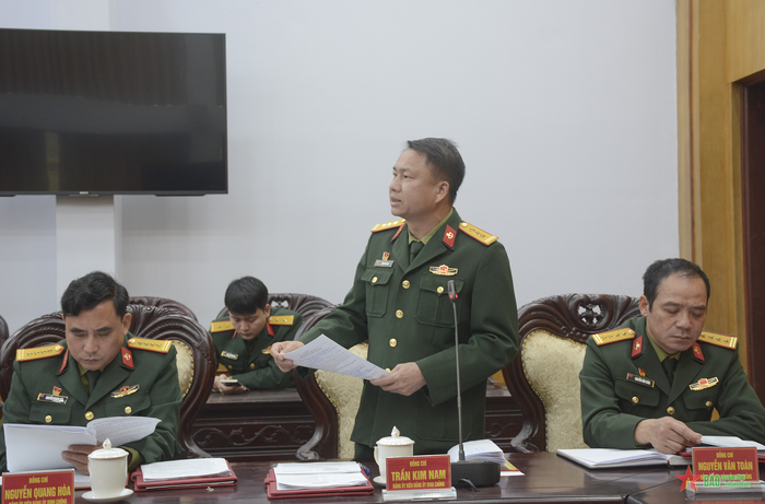  Thượng tá Trần Kim Nam, Lữ đoàn trưởng Lữ đoàn Đặc công Biệt động 1 tham gia ý kiến vào dự thảo nghị quyết lãnh đạo. 