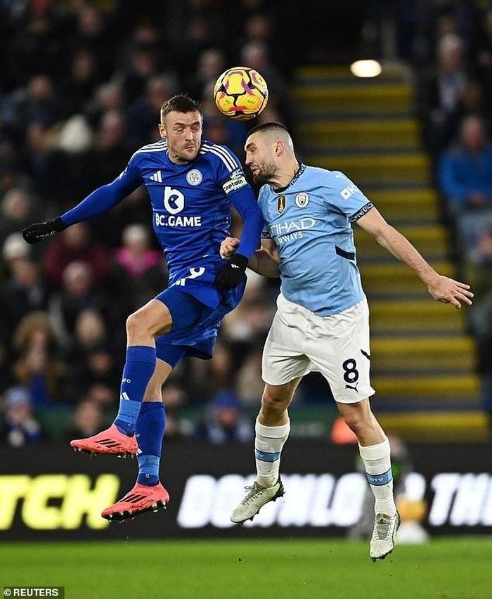 Jamie Vardy phải hối hận vì đã bỏ lỡ một cơ hội ngon ăn vào giữa hiệp hai cho đội chủ nhà.