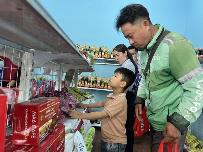 Điểm phúc lợi công đoàn bán hàng trợ giá cho công nhân. Ảnh: U.P