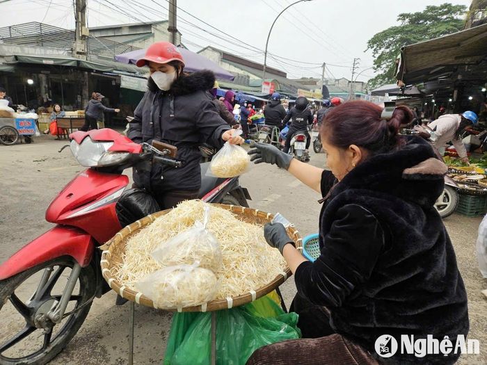 Nhiều người dân vẫn lựa chọn giá đỗ làm thực phẩm trong bữa cơm hàng ngày. Ảnh: T.P