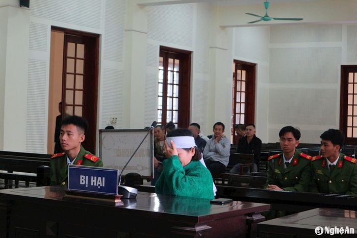 Nỗi đau của người vợ khi chồng bị bạn nhậu đâm tử vong. Ảnh: Trần Vũ