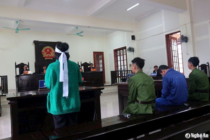 Vợ của bị hại đến tham dự tòa đề nghị xét xử bị cáo theo quy định của pháp luật. Ảnh: Trần Vũ