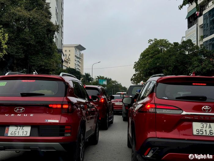 Do phương tiện giao thông đăng ký mới tăng nhanh nên hiện tượng ùn ứ vào giờ cao điểm tại địa bàn TP Vinh xảy ra thường xuyên hơn. Ảnh: Nguyễn Hải
