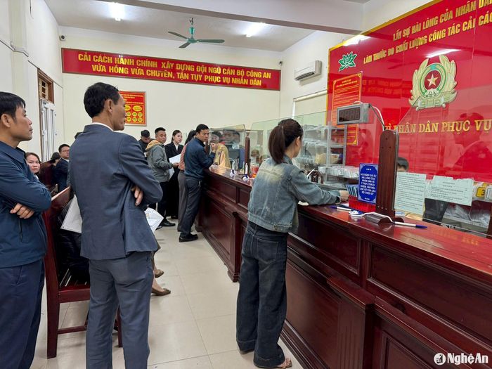 Người dân đến chờ đăng ký xe ô tô tại Phòng Cảnh sát Giao thông Công an tỉnh. Ảnh: Nguyễn Hải
