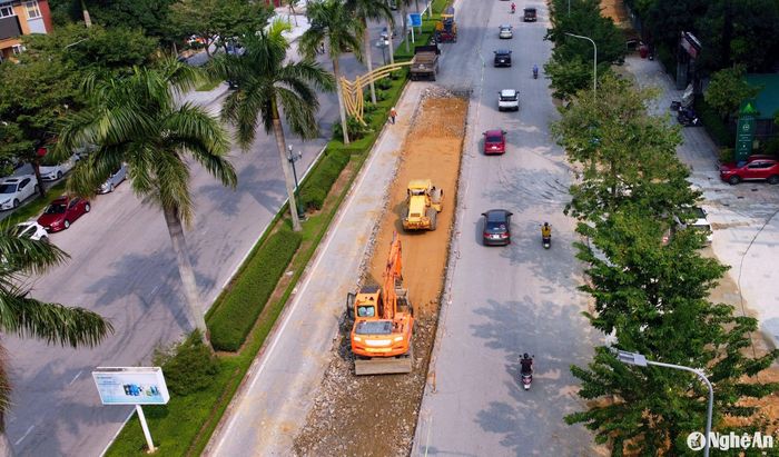 Nâng cấp Đại lộ Lê Nin, một trong những tuyến phố lớn nhất tại TP. Vinh. Ảnh: Quang An