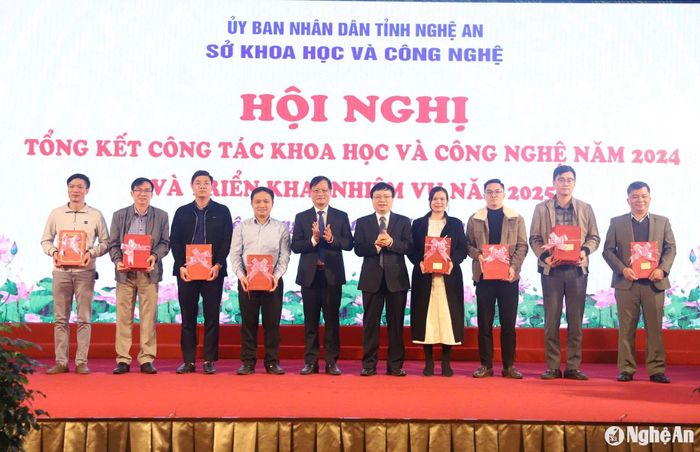 Công bố và bàn giao kết quả nghiên cứu cho các đơn vị. Ảnh: T.P