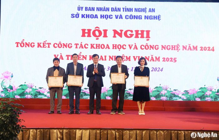 Trao Giấy khen của Sở KH&CN cho các tập thể. Ảnh: T.P