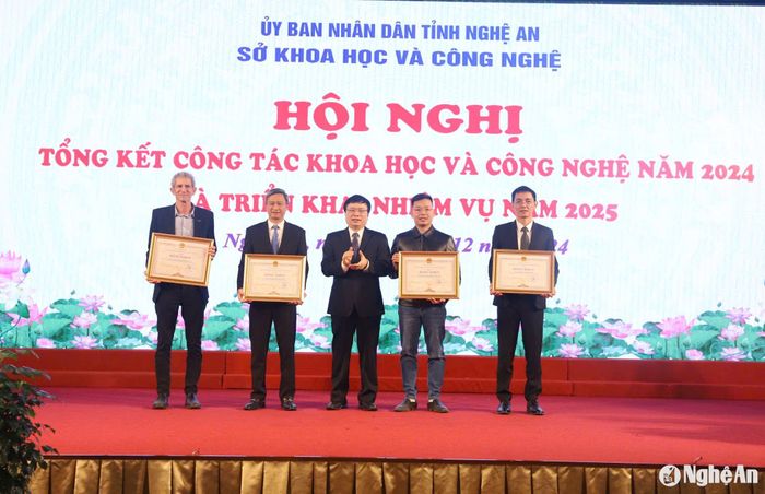 Đồng chí Bùi Đình Long - Phó Chủ tịch UBND tỉnh trao Bằng khen của UBND tỉnh cho 4 đơn vị đạt giải thưởng chất lượng Quốc gia. Ảnh: T.P