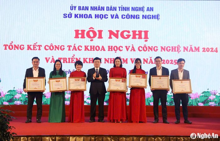 Đồng chí Bùi Đình Long - Phó Chủ tịch UBND tỉnh trao Bằng khen của UBND tỉnh cho các cá nhân, tập thể có thành tích xuất sắc năm 2024. Ảnh: T.P