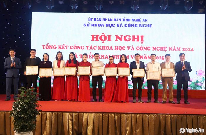 Trao Giấy khen của Sở KH&CN cho các cá nhân đạt nhiều thành tích trong lĩnh vực KH&CN năm 2024. Ảnh: T.P
