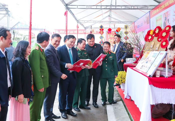 Đại diện lãnh đạo Quân khu 4 và các ban, sở, ngành tỉnh Nghệ An tham quan gian trưng bày của Báo Nghệ An, tại Hội báo Xuân Giáp Thìn 2024. Ảnh tư liệu: Đức Anh
