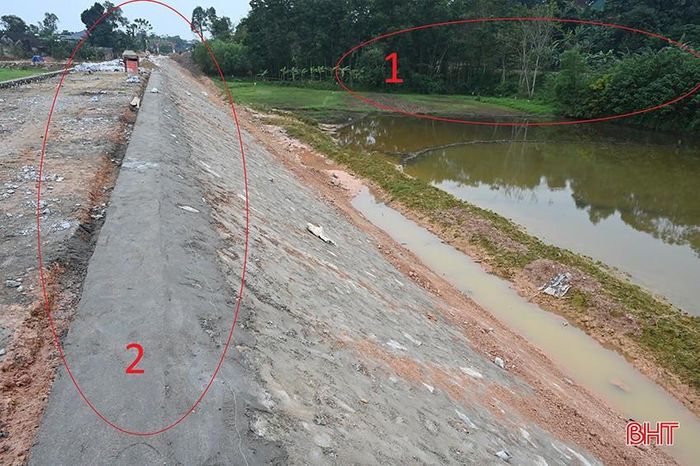  Các thửa ruộng bị ngập úng nằm giữa tuyến đường sắt cũ (1) và đường sắt mới (2). 