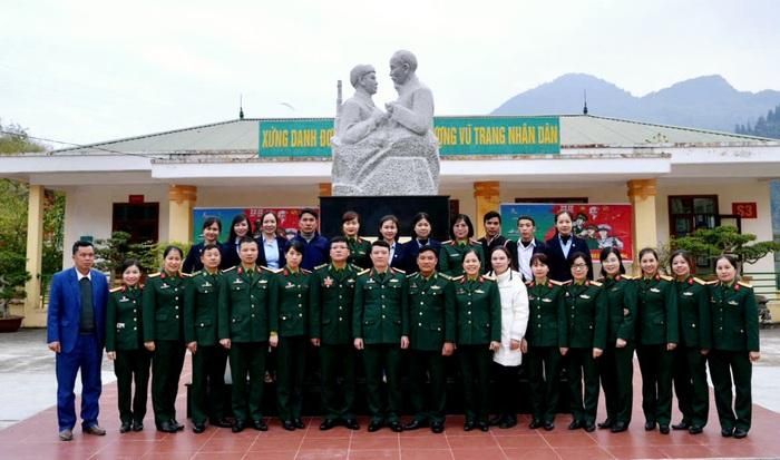 Đoàn công tác của Nhà máy Z121 thăm và tặng quà cán bộ, chiến sỹ Đồn Biên phòng Tả Gia Khâu