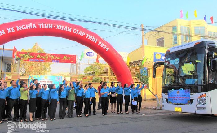 Liên đoàn Lao động tỉnh tiễn công nhân về quê đón Tết năm 2024. Ảnh: Nguyễn Hòa