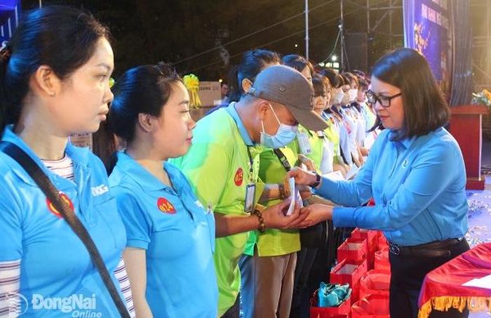 Chủ tịch Liên đoàn Lao động tỉnh Nguyễn Thị Như Ý trao quà cho công nhân hoàn cảnh khó khăn dịp Tết Nguyên đán 2024. Ảnh: Nguyễn Hòa
