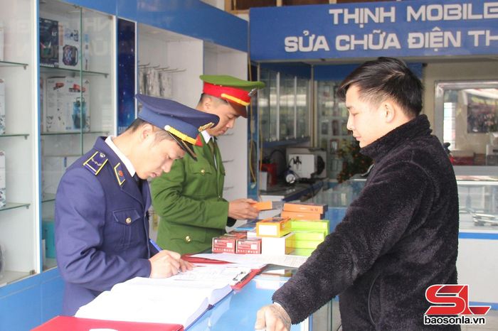 Cán bộ Đội Quản lý thị trường số 3 kiểm tra cơ sở kinh doanh trên địa bàn thị trấn Nông trường Mộc Châu.