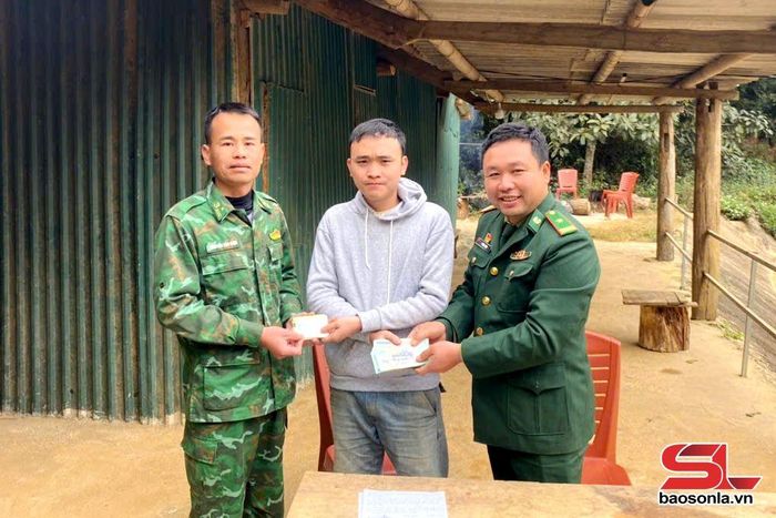 Tổ công tác trao lại chiếc ví cùng giấy tờ và tiền cho anh Giàng A Sáu.
