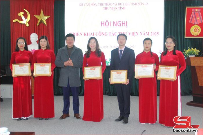 Lãnh đạo Sở Văn hóa Thể thao và Du lịch tặng danh hiệu chiến sĩ thi đua cấp cơ sở cho các cá nhân