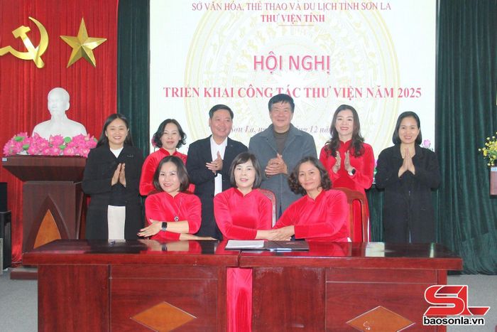 Đại diện các phòng của Thư viện ký kết giao ước thi đua năm 2025