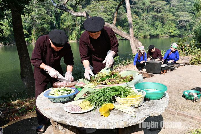 Ban tổ chức cho du khách trải nghiệm chế biến, thưởng thức các món từ cá tươi theo kiểu truyền thống của người dân địa phương.