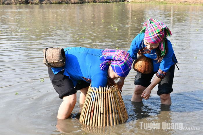 Chị em cũng trổ tài bắt cá.