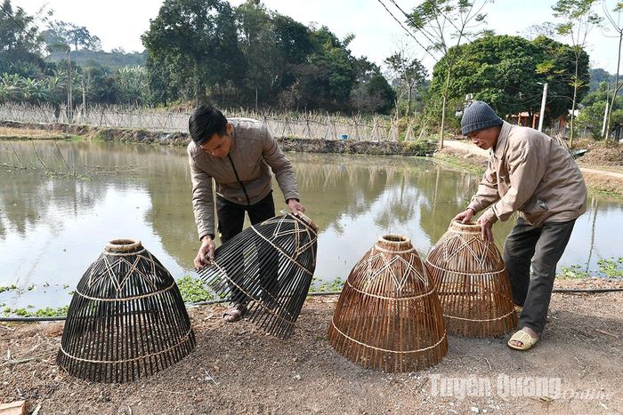Những người xuống úp nơm chuẩn bị đeo hom.