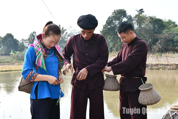 Hom đeo bên hông được buộc chắc chắn.