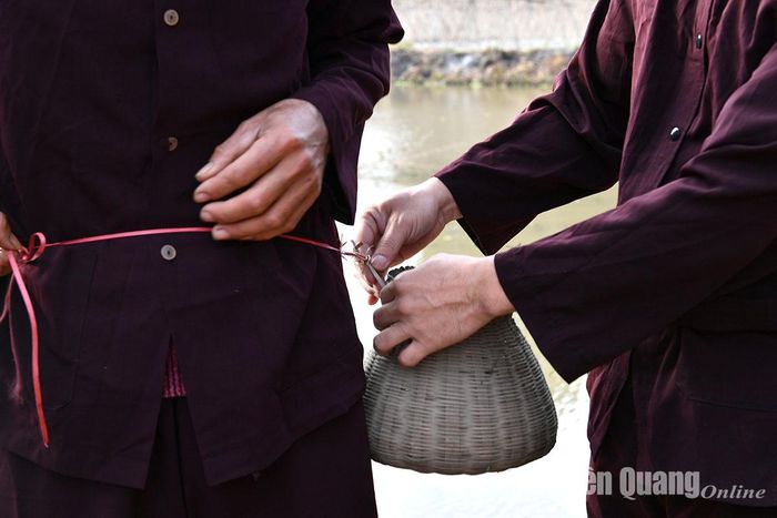 Nhân dân, du khách thích thú xuống trải nghiệm bắt cá bằng nơm.
