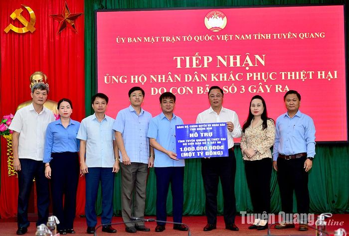 Đồng chí I Vinh Tơr, Ủy viên dự khuyết BCH Trung ương Đảng, Thứ trưởng Phó Chủ nhiệm Ủy ban Dân tộc trao 1 tỷ đồng hỗ trợ tỉnh Tuyên Quang khắc phục hậu quả bão lũ.
