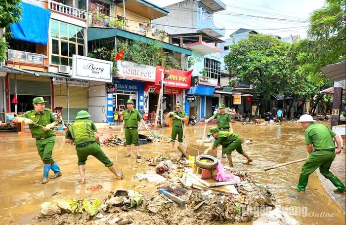 Lực lượng Công an hỗ trợ người dân thành phố Tuyên Quang tổng vệ sinh đường phố sau lũ.