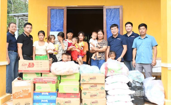Báo Tuyên Quang phối hợp với các nhà hảo tâm hỗ trợ nhu yếu phẩm, kinh phí cho các hộ dân bị ảnh hưởng hoàn lưu cơn bão số 3.