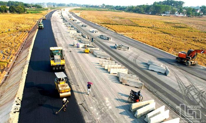 Thi công thảm nhựa những mét mặt đường cuối cùng thuộc gói thầu số 1 Dự án đường Vành đai V, đoạn qua tỉnh Thái Nguyên (nối huyện Phú Bình với tỉnh Bắc Giang). Ảnh: N.N