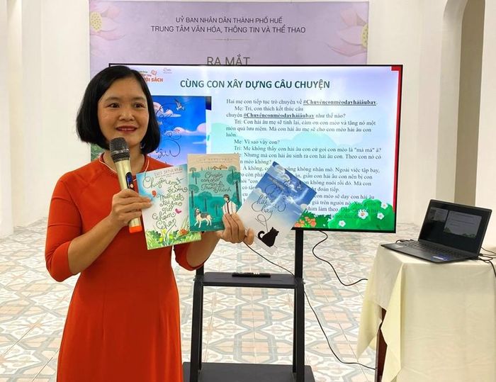  Cô giáo Nguyễn Minh Thanh Nhàn, Phó hiệu trưởng Trường tiểu học Lý Thường Kiệt, TP. Huế trong buổi chia sẻ về đọc sách với phụ huynh và học sinh