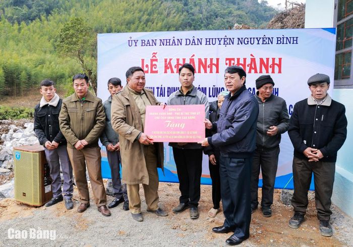 "Có an cư thì mới lạc nghiệp", Chủ tịch UBND tỉnh đề nghị cấp ủy, chính quyền địa phương tiếp tục quan tâm, hỗ trợ tạo điều kiện tốt nhất cho bà con ổn định lâu dài, từng bước nâng cao chất lượng cuộc sống. Ảnh: Chủ tịch UBND tỉnh Hoàng Xuân Ánh tặng 13 bộ bàn ghế cho các hộ dân xóm Lũng Lỳ, Lũng Súng.