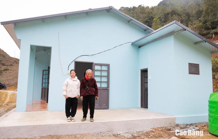 Em Đặng Mùi Khe và bà nội bên ngôi nhà mới, trong vụ sạt lở ở xóm Lũng Súng, xã Yên Lạc em đã mất cả bố và mẹ.