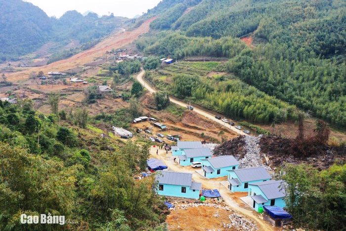 Khu vực tái định cư xóm Lũng Lỳ, xã Ca Thành cách nơi ở cũ của người dân bị sạt lở đất khoảng 300 - 500m; có địa hình cao, rộng rãi và an toàn, gần đường giao thông, thuận lợi cho việc bố trí hạ tầng, điện, nước và sinh hoạt của đồng bào.