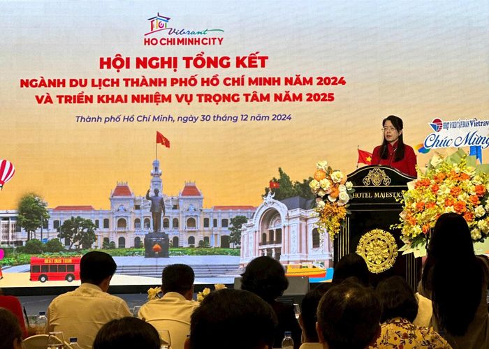 Giám đốc Sở Du lịch thành phố Hồ Chí Minh Nguyễn Thị Ánh Hoa báo cáo tại hội nghị.