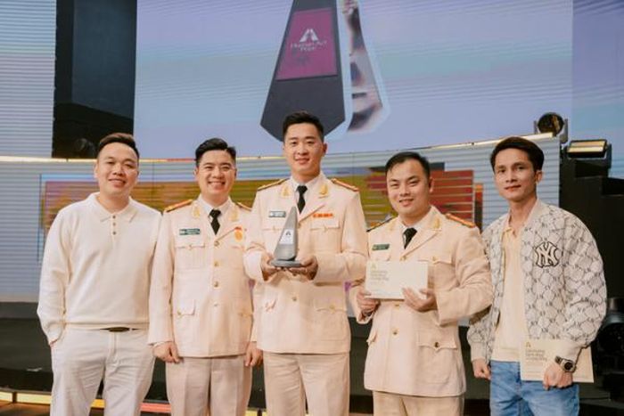 Các thành viên dự án “Hạnh phúc cho em” nhận giải thưởng Hành động vì cộng đồng năm 2024.