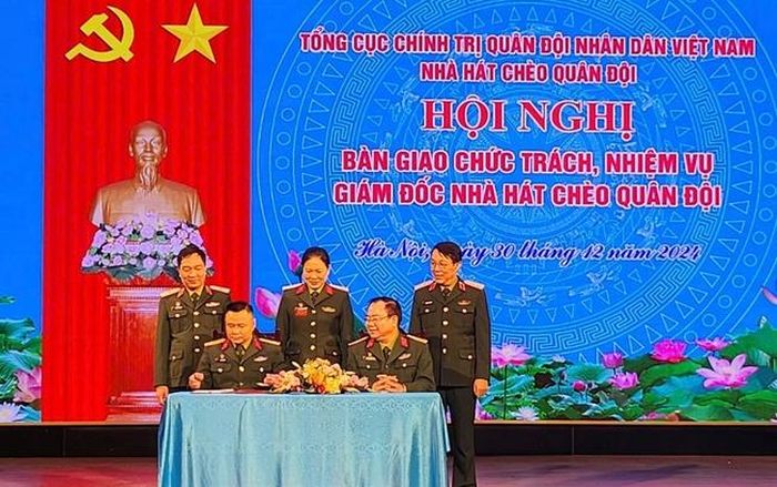 Hội nghị bàn giao chức trách, nhiệm vụ Giám đốc Nhà hát chèo Quân đội diễn ra căn cứ theo Quyết định số 133/QĐX-BQP ngày 10/12/2024 của Bộ trưởng Bộ Quốc phòng về việc để đồng chí Đại tá, NSND Nguyễn Quốc Trượng, Giám đốc Nhà hát Chèo Quân đội nghỉ hưu theo chế độ; căn cứ theo Quyết định số 86/QĐĐ-TCCT ngày 12/12/2024 của Chủ nhiệm TCCT về việc bổ nhiệm đồng chí Đại tá, NSND Vũ Tự Long, Phó giám đốc giữ chức vụ Giám đốc Nhà hát Chèo Quân đội. (Ảnh: Báo QĐND)