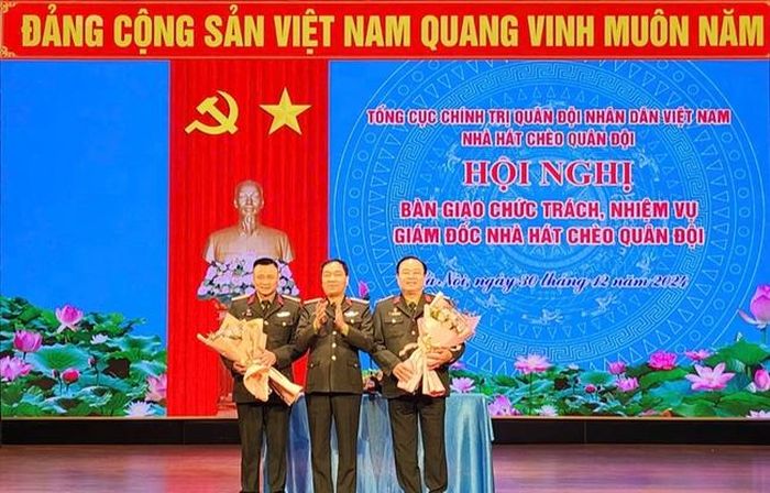 Thiếu tướng Trần Ngọc Anh (giữa) tặng hoa NSND Nguyễn Quốc Trượng (ngoài cùng bên phải) và NSND Vũ Tự Long (ngoài cùng bên trái) (Ảnh: Báo QĐND)