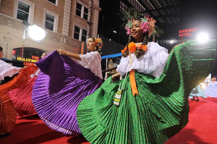 Người dân tham gia lễ diễu hành Giáng sinh Hollywood tại Los Angeles, California, Mỹ, ngày 1/12/2024. Ảnh: THX/TTXVN