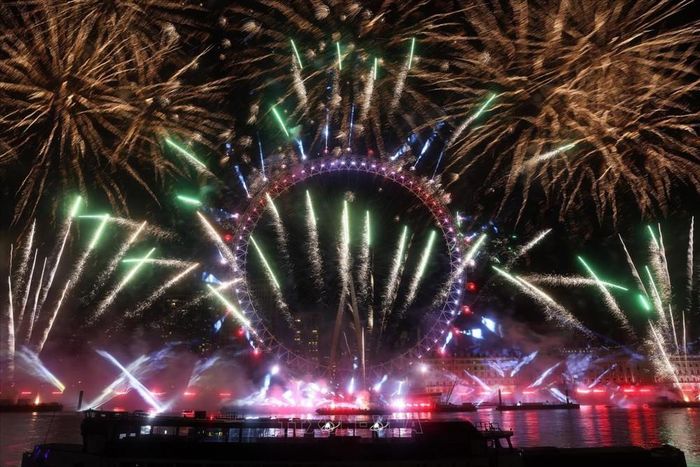 Màn trình diễn pháo hoa đón Năm mới tại London, Anh, ngày 1/1/2023. Ảnh: AFP/ TTXVN