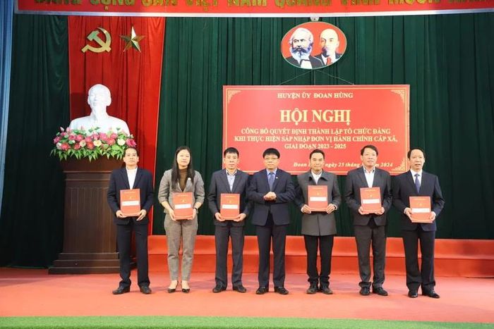 Lãnh đạo huyện Đoan Hùng, tỉnh Phú Thọ trao Quyết định thành lập tổ chức Đảng khi sáp nhập đơn vị hành chính cấp xã trên địa bàn huyện giai đoạn 2023-2025. (Ảnh: Ngọc Long)