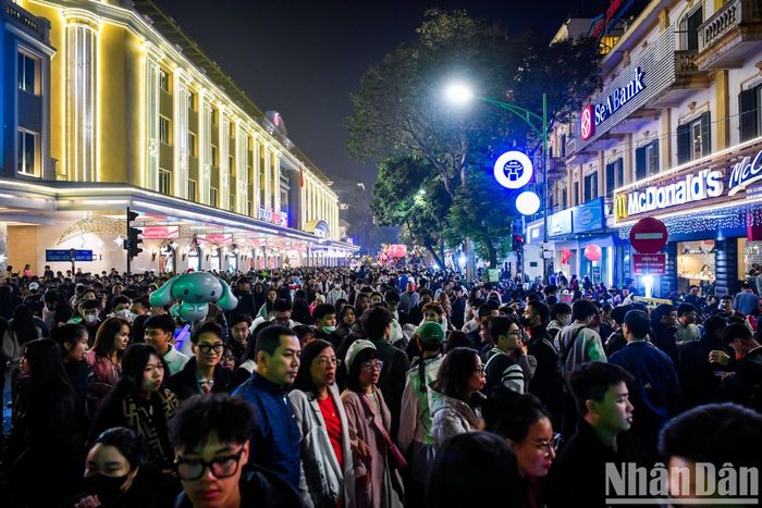 Theo ghi nhận của phóng viên, vào 22 giờ 30 phút, các tuyến phố chung quanh Hồ Hoàn Kiếm đã chật kín người.