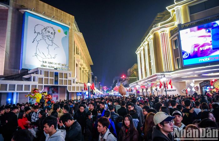 Khung cảnh tại ngã tư Tràng Tiền.