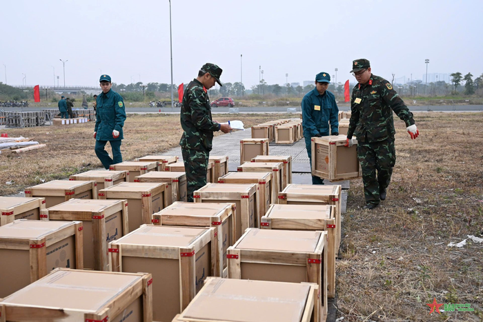 Ban CHQS quận Nam Từ Liêm đã huy động lực lượng dân quân tự vệ tham gia làm nhiệm vụ vận chuyển, lắp ráp các thành phần bắn pháo hoa.