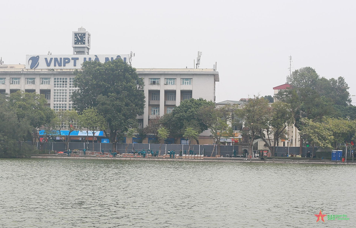 Trận địa pháo hoa trước Bưu điện Hà Nội trong giai đoạn chuẩn bị cuối cùng. 