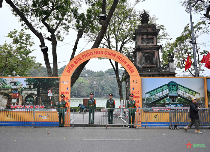 Tại trận địa bắn pháo hoa trước Bưu điện Hà Nội, trên đường Đinh Tiên Hoàng (quận Hoàn Kiếm), công tác an ninh được thực hiện nghiêm. 