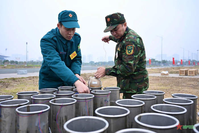 Nạp đạn pháo hoa vào ống phóng. 